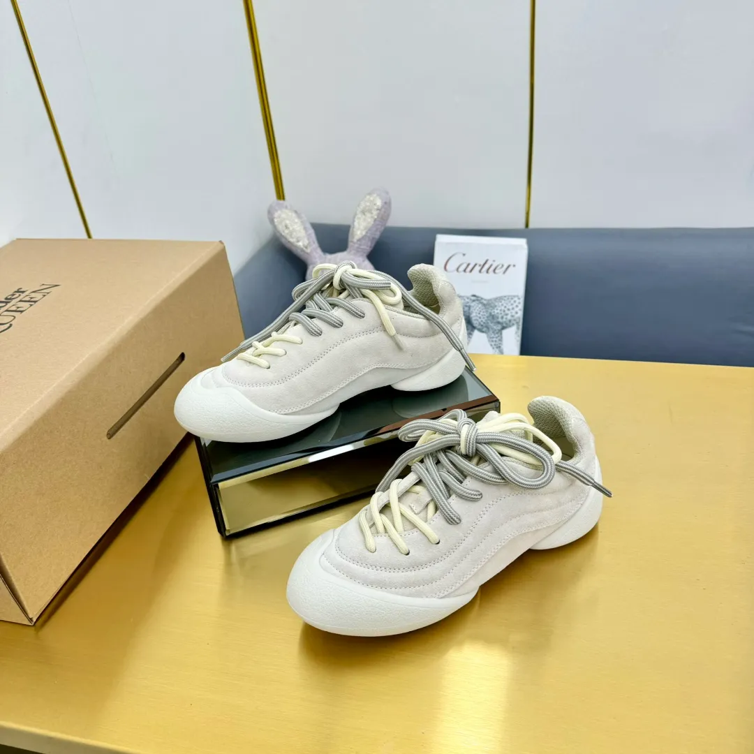 👟👟Ex-factory price 600👟👟 Men's size +10 The latest popular couple model ALEXANDER MCQUEEN/Alexander McQueen 24ss The latest autumn and winter Flexion series retro casual sneakers Original purchase development and production This Flexion Off white tone grain leather low-top sneakers use different sizes of laces and are matched with lightweight segmented soles inspired by anatomy. The reverse skull pattern is embossed on the heel. Fabric: Original customized imported first-layer cowhide. Lining: Customized imported breathable mesh lining. Sole: Original open-molded non-slip TPU material. Size: #women's model 35-40 #men's model 39-45 (custom-made for 45, non-refundable)